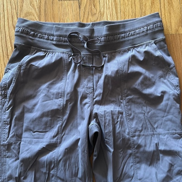Lululemon sz 8 Dance Studio Crop *25" Lunar Rock, excellent condition like new - Picture 3 of 13